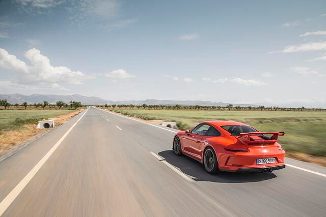 Der 991 GT3 ist kein Alltagselfer, sondern eine Fahrmaschine ohne Rücksicht auf optische Belange