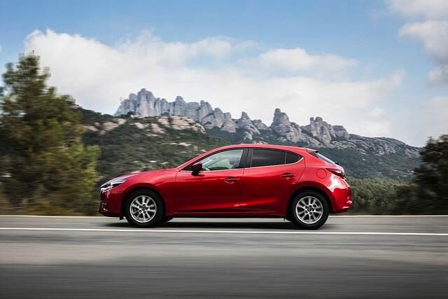 Der Mazda fängt auch oberhalb der Richtgeschwindigkeit nicht plötzlich das rücksichtslose Saufen an