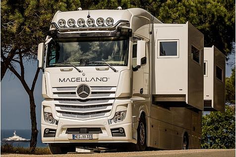 Ein Mercedes Actros 1842 GigaSpace sorgt für Schwung.