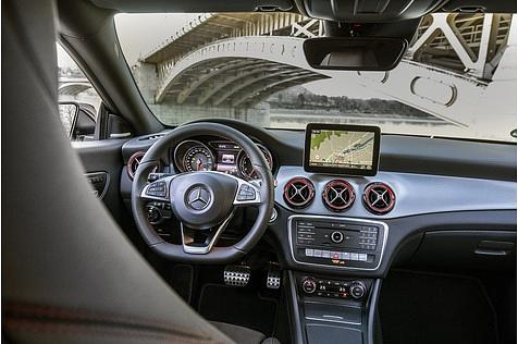 Das unveränderte Cockpit des Mercedes CLA 250 4matic