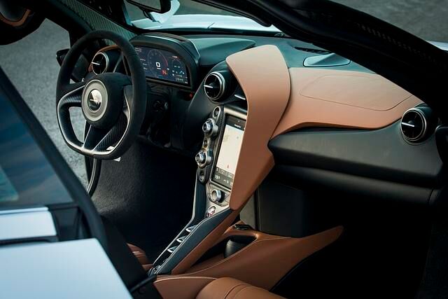 Selbst das Cockpit macht sich klein und zieht sich bis auf einen schmalen Display-Streifen in die Hutze hinter dem Lenkrad zurück