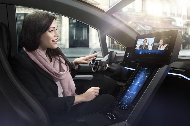 Das Auto fährt selbst, die Fahrerin kann derweil während der Fahrt ein Videogespräch führen