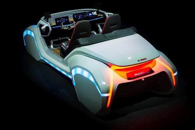 Ein von Bosch aufgebauter Demonstrator zeigt Möglichkeiten einer digitalen, vollvernetzten und autonomen Autozukunft auf