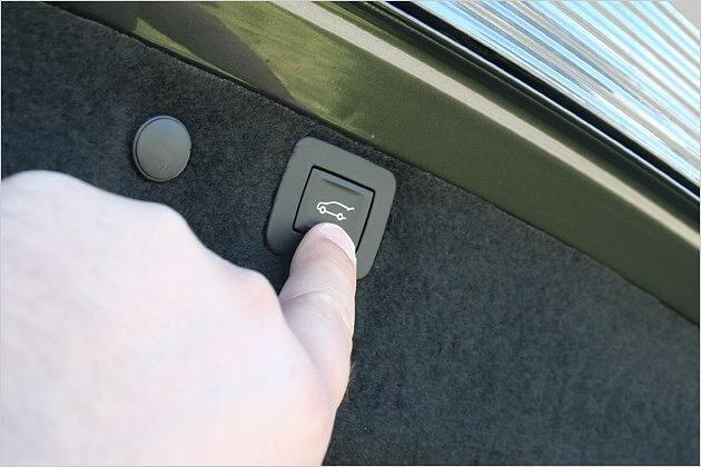 Auf Wunsch schließt die Heckklappe per Knopfdruck