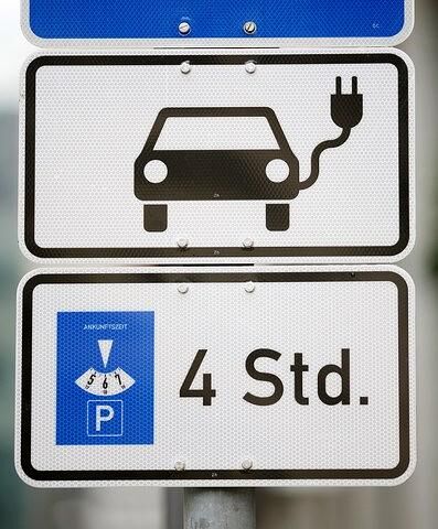 Das Elektromobilitätsgesetz räumt Elektrofahrzeugen seit 2015 im öffentlichen Verkehr Sonderrechte ein, zum Beispiel spezielle oder vergünstigte Parkplätze zum Aufladen der Akkus. 