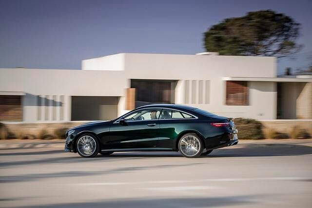 Das 1,5 Zentimeter tiefer gelegte Coupé sieht nochmal deutlich eleganter aus als die E-Klasse Limousine, von der es sich nicht nur durch die zwei fehlenden Türen unterscheidet