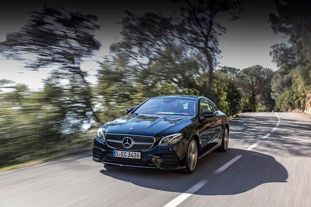 Gegen Aufpreis kann man für das E-Klasse Coupé High-End-LED-Scheinwerfer ordern