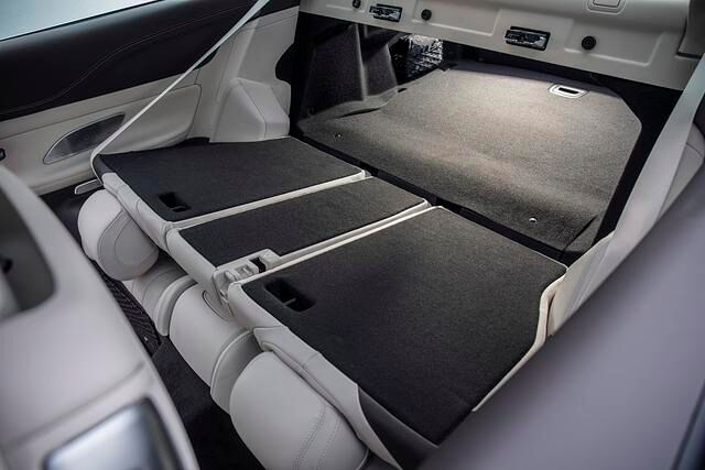 Der Kofferraum im E-Klasse Coupé ist mit 425 Litern zwar kleiner als in der zehn Zentimeter längeren Limousine, aber immer noch geräumig, und er lässt sich durch Umklappen der Rückbank erweitern