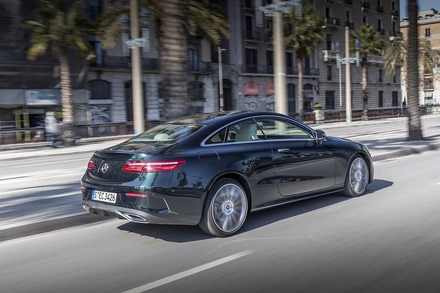 Beim E-Coupé muss man zwei Mal hinschauen, um es nicht mit seinem kleinen oder großen Bruder, also den Zweitürern auf C- und S-Klasse-Basis, zu verwechseln