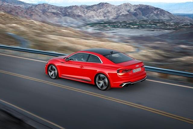 Normalerweise wird die Höchstgeschwindigkeit des RS5 auf 250 km/h begrenzt. Gegen Aufpreis bietet Audi aber eine Topspeed-Anhebung auf 280 km/h