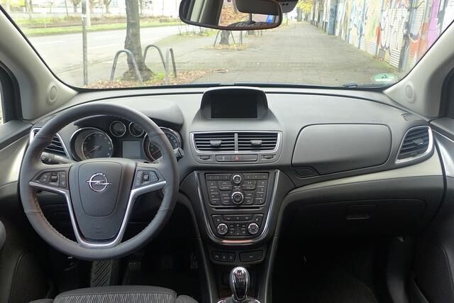 Nicht jedermanns Sache: Die vielen Knöpfe in der Mittelkonsole des Opel Mokka. Seit dem Facelift im Jahr 2016 ist das Cockpit aufgeräumter