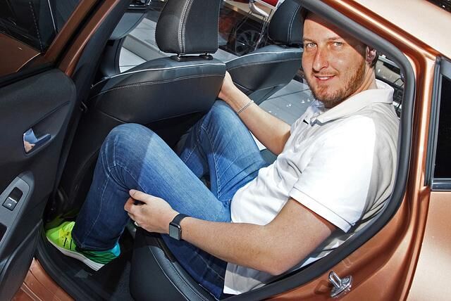Obwohl die Neuauflage um einige Zentimeter gewachsen ist, wird es hinter einem großen Fahrer ziemlich eng. Hier muss man den Kopf einziehen und die Beine bringt man kaum unter.  