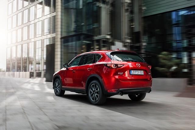 Die Ähnlichkeit mit dem bisherigen CX-5 ist groß. Gefeilt wurde bei der Neuauflage vor allem an Details