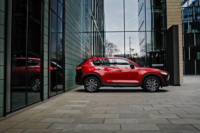 Unter anderem hat Mazda die Windschutzscheibe schräger gestellt und das Dach leicht abgesenkt. Der CX-5 wirkt somit gefälliger als der Vorgänger