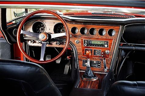 Das Cockpit des Toyota 2000 GT.