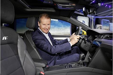VW Arteon - am Steuer VW-Chef Herbert Diess