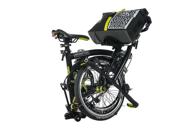 Zur Serienausstattung des Sonder-Brompton gehört eine Fronttasche mit New-York-Motiv