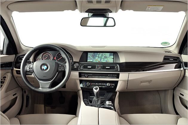 Das elegante Cockpit bietet vorn viel Platz