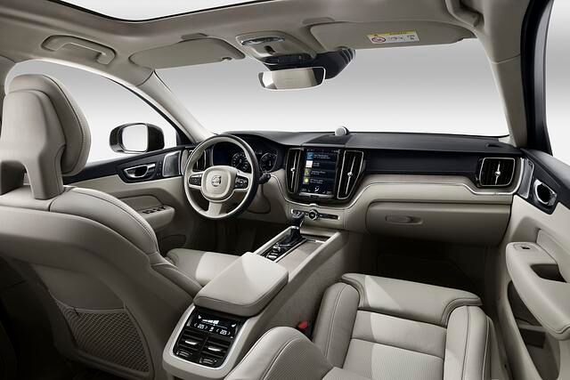 Das Platzangebot im XC60 ist vorne üppig. Auch hinten sitzen Passagiere bequem