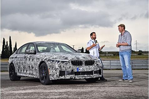 Ex-Formel 1-Pilot Timo Glock erklärt Redakteur Marcel Sommer die Vorzüge der einzelnen Fahrmodi des neuen BMW M5.