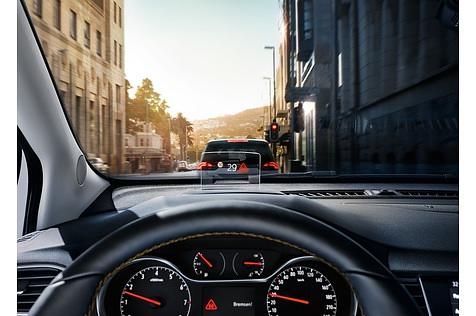 Ein Head-Up-Display erleichtert die Fahrt.