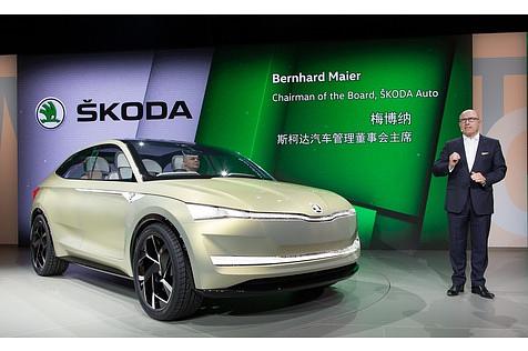 Insbesondere die Elektrifizierung unserer Fahrzeuge spielt hier eine entscheidende Rolle. Denn ohne ein entsprechendes Angebot können wir zukünftig in China nicht nachhaltig erfolgreich sein. (Bild: Bernhard Maier vor dem Skoda Vision E)