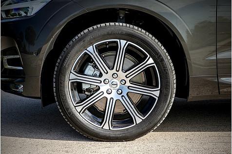 In den Radhäusern des Volvo XC60 rollen 18-Zoll-Räder