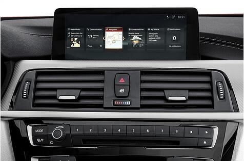 Auch im BMW 430i Cabrio hat das Infotainment-System die Kacheloptik