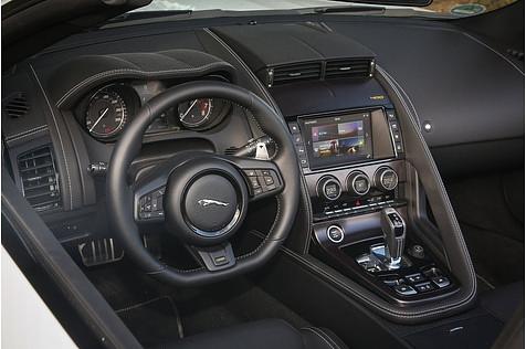 Jaguar F Type 400 Sport Cabrio AWD - das Cockpit mit Licht und Schatten