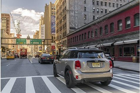 Der Mini Cooper S E Countryman All4 beschleunigt in 6,8 Sekunden auf Landstraßentempo
