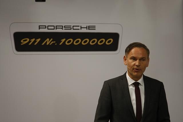Gefeiert wird  direkt im Stammwerk, wo der 911 – inzwischen in der siebten Generation – nun seit gut fünfeinhalb Jahrzehnten gefertigt wird