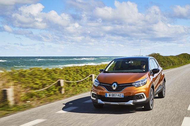 Die Front des Captur ist jetzt schärfer gezeichnet und nimmt Anleihen bei den großen SUV-Brüdern Kadjar und Koleos