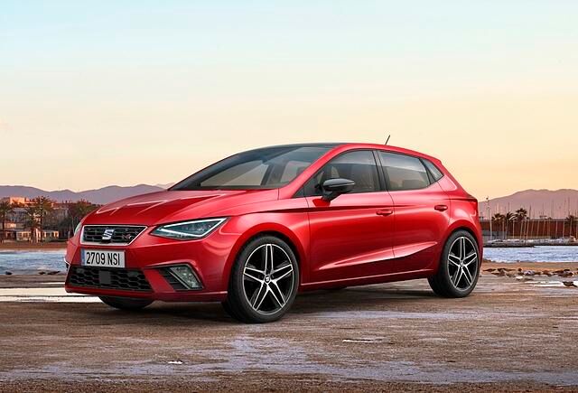 Zu den normalen und sehenswerten Autos der Messe gehört der neue Seat Ibiza, der ein überraschend großes Platzangebot bietet