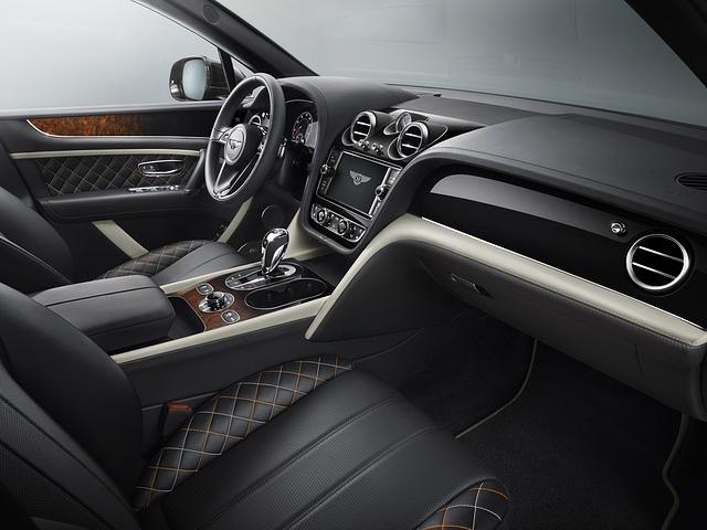Vorne bietet der Bentley Bentayga von Mulliner dunkle Ledersitzbezüge