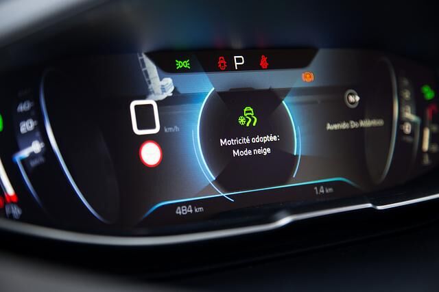 Immer an Bord ist das neue i-Cockpit, ein digitales Kombiinstrument, das individuell konfiguriert werden kann