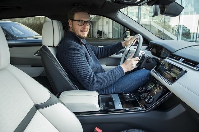 Redakteur Michael Gebhardt hat schon mal im neuen Range Rover Velar Maß genommen