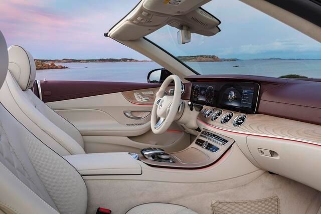 Unter anderem kann man für das E-Klasse Cabriolet eine LED-Ambientebeleuchtung mit 64 Farben bestellen