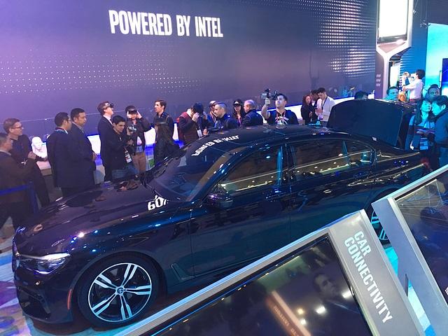 Intel zeigt in Barcelona, wie man die 5G-Technik in die Antenne eines BMW 5er unterbringen kann