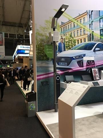 Infineon zeigt eine neue Lade-Lampe. In die Straßenlaterne hat der Halbleiter-Experte eine Steckdose integriert, an der E-Autos Strom tanken können