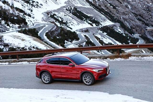 Mit einer Länge von 4,69 Metern parkt der Stelvio größenmäßig ziemlich exakt neben einem Mercedes GLC, Audi Q5 oder BMW X3