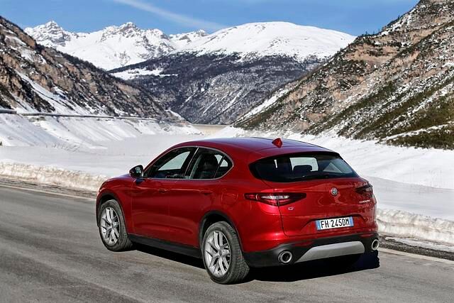 Der Stelvio hängt prima am Gas, lässt sich leicht und direkt um die Kurven treiben und hält sich mit lästigen Wankbewegungen zurück