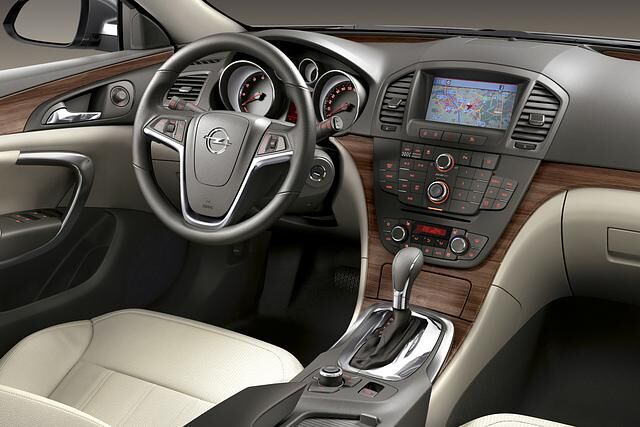 Wer kräftig investierte, konnte den Opel Insignia mit edlem Interieur bekommen. Hier die Vor-Facelift-Version mit einer mit Schaltern übersähten Mittelkonsole