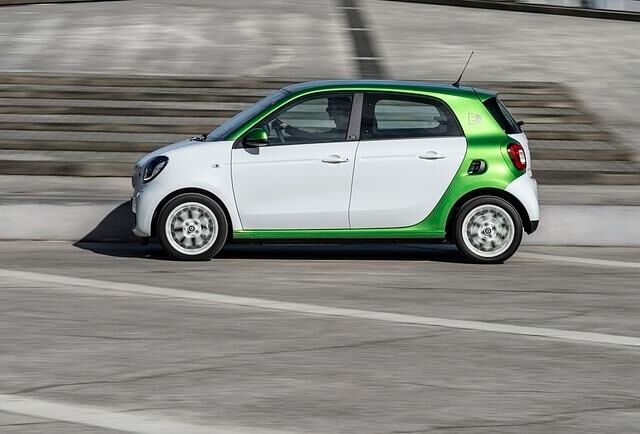 Mit einer Gesamtlänge von nur 3,50 Metern bietet der Forfour deutlich mehr Platz als der Fortwo