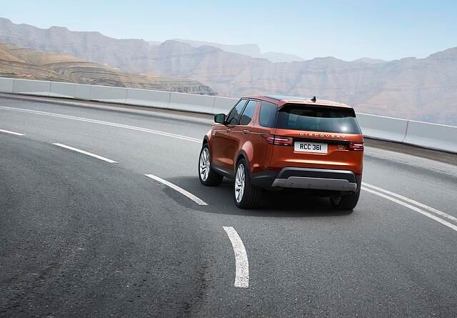 Der Innenraum des Land Rover Discovery wurde deutlich modernisiert und aufgewertet