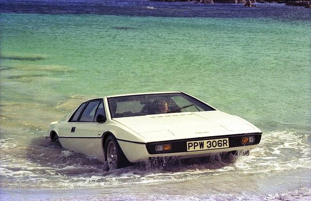Das historische Vorbild: Lotus Esprit S1 aus dem Film „Der Spion, der mich liebte“ 