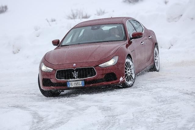 Auch mit dem Maserati Ghibli kann man sich dank Allradantrieb auch auf Schnee und Eis wagen