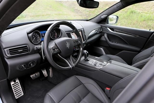 Im Innenraum bietet das erste SUV der italienischen Marke typischen Maserati-Luxus