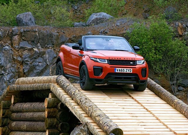Auf einem kleinen Offroad-Parcours zeigt der  Evoque bei der ersten Fahrt, dass tatsächlich auch ein offener Range Rover Gelände kann
