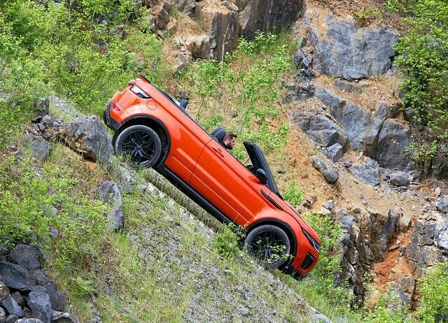 Dank des aus anderen Modellen bekannten „Terrain Response“-System braucht der Fahrer keine Geländeerfahrung