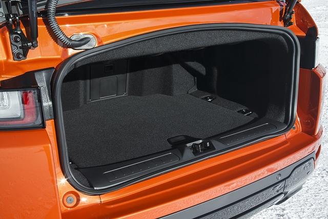 Der Kofferraum ist wie bei jedem Cabrio klein